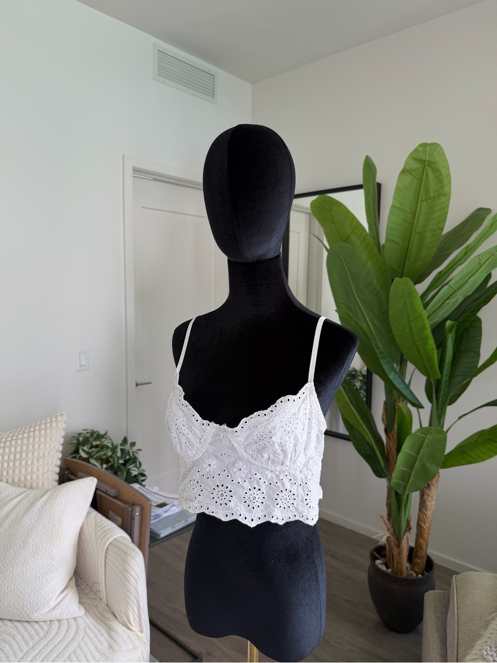 BERSHKA White Eyelet Lace Cami - size L - pre loved
